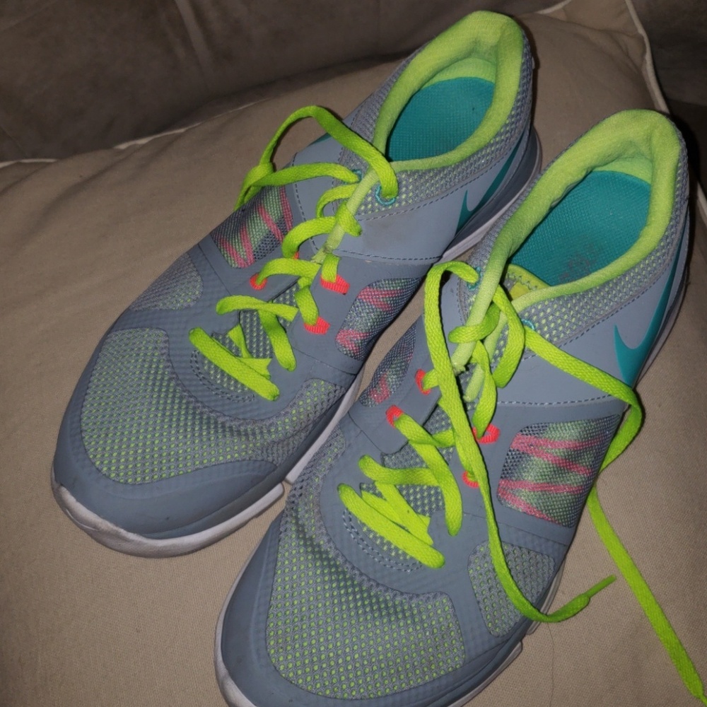 Gently used womens running shoes